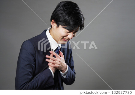 胸痛的商人，黑色背景 132927780