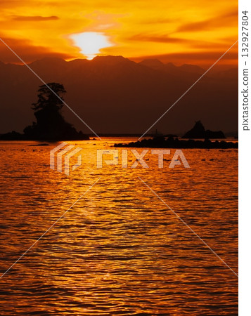 天晴海岸－晨曦中的恩奈岩 132927804