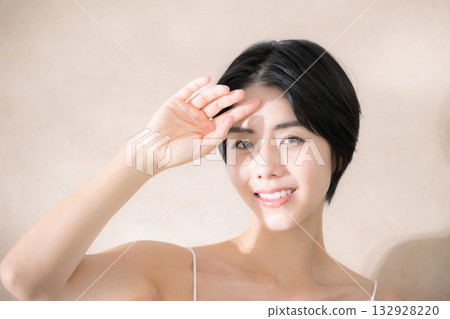 A woman who is concerned about the sun's rays and is dazzled. Image of UV rays, the sun, and sunscreen. 132928220