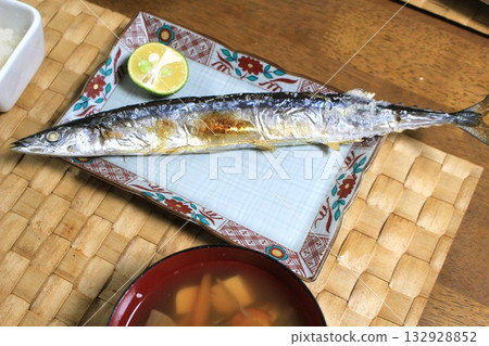烤鹽焗秋刀魚:日本秋季美食 烤鹽焗秋刀魚:日本秋季美食 132928852