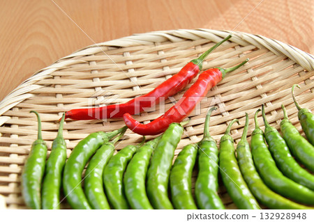 在漏勺上拍攝辣椒 132928948