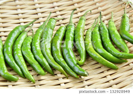 在漏勺上拍攝辣椒 132928949