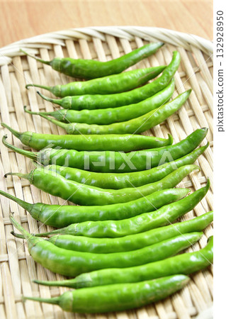 在漏勺上拍攝辣椒 132928950