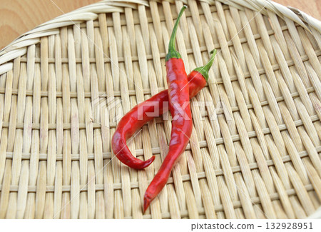 在漏勺上拍攝辣椒 132928951