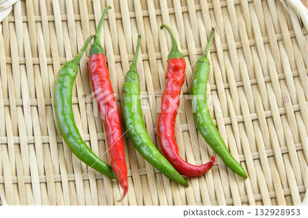 在漏勺上拍攝辣椒 132928953