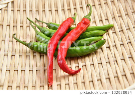 在漏勺上拍攝辣椒 132928954
