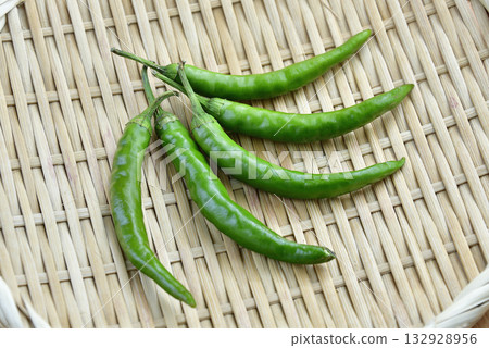 在漏勺上拍攝辣椒 132928956