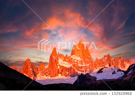 Spectacular views of Mount Fitz Roy in Patagonia 132928968