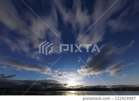 冬日清晨，天空與河流交相輝映，雲朵變幻莫測，超廣角鏡頭，聚焦天空，240206am 132928987