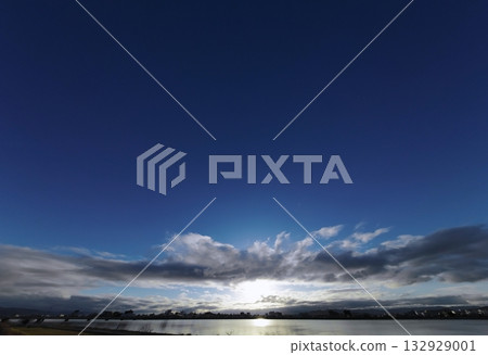 冬日清晨，天空與河流交相輝映，雲朵變幻莫測，超廣角鏡頭，聚焦天空，240206am 132929001