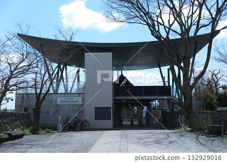 坂本比叡山口站，京阪石山坂本線的終點站：從車站前的縣道上可以欣賞到車站大樓的全景。 132929016