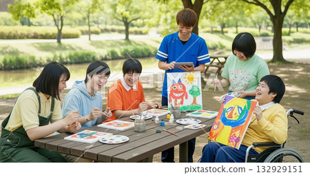 Residents and support staff enjoying creative activities outdoors surrounded by greenery - Daily life at a facility for people with disabilities - Drawing - Creative activities - Art 132929151