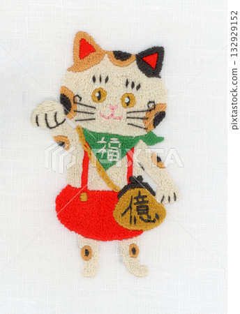 繡著一隻穿著紅色褲子的三色貓 132929152