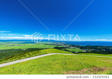 [Oga Peninsula, Akita Prefecture] Spectacular view of the Sea of Japan and rice paddies on the Hachirogata reclaimed land from Mt. Kanpu 132929161