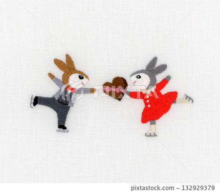 刺繡圖案:一隻兔子一邊滑冰一邊分發巧克力 刺繡圖案:一隻兔子一邊滑冰一邊分發巧克力 132929379