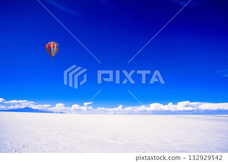 旱季烏尤尼鹽沼的白色景色 132929542