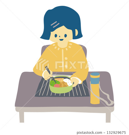身著休閒裝的女士們正在吃午餐 身著休閒裝的女士們正在吃午餐 132929675