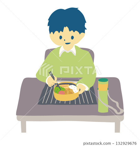 身著休閒裝的男士們正在吃午餐 132929676