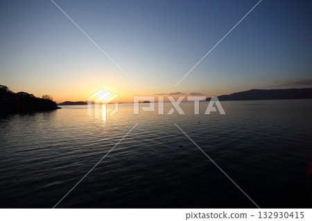 在安靜的海洋上空的日落 在安靜的海洋上空的日落 132930415
