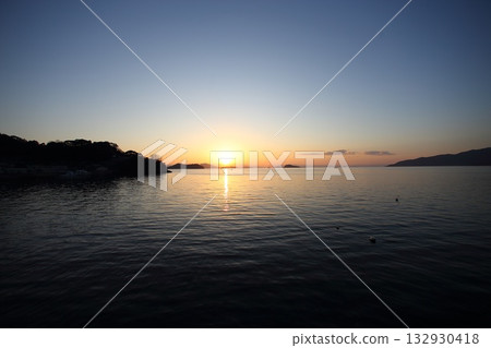 Sunset over the quiet ocean Sunset over the quiet ocean 132930418