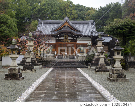 神社的參道被雨淋濕了 132930484