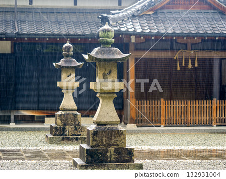 神社裡被雨水浸透的石燈籠 132931004