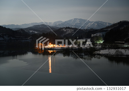 白川湖和飯出山水下森林的春日景色 白川湖和飯出山水下森林的春日景色 132931017
