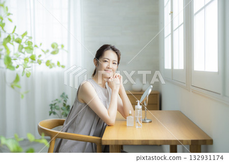 關注皮膚問題的中年女性 關注皮膚問題的中年女性 132931174
