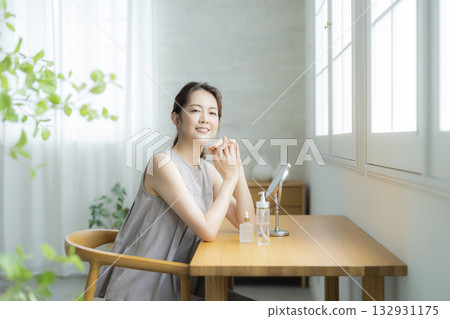 關注皮膚問題的中年女性 132931175