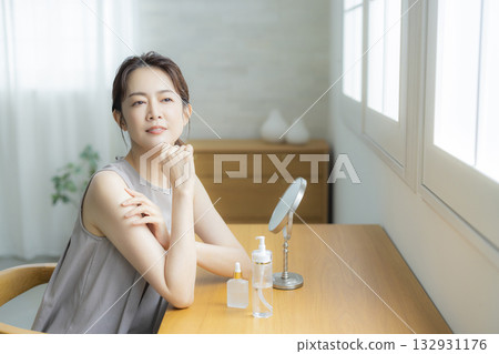 關注皮膚問題的中年女性 關注皮膚問題的中年女性 132931176