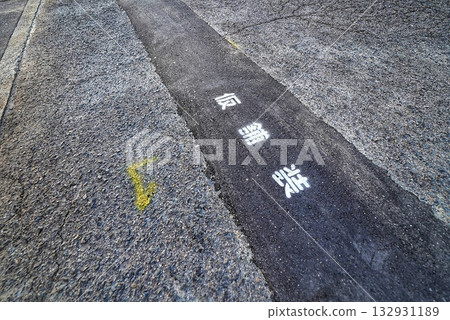 Road markings embedded in the road 132931189