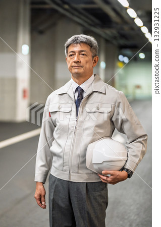 有頭盔的工人 有頭盔的工人 132931225