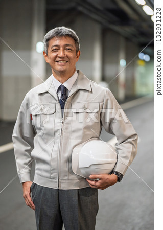 有頭盔的工人 132931228