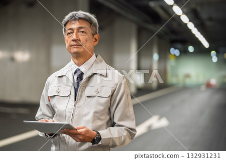 一名中年男子正在操作平板電腦 132931231