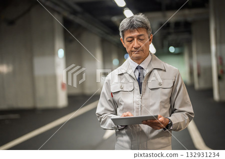 一名中年男子正在操作平板電腦 132931234