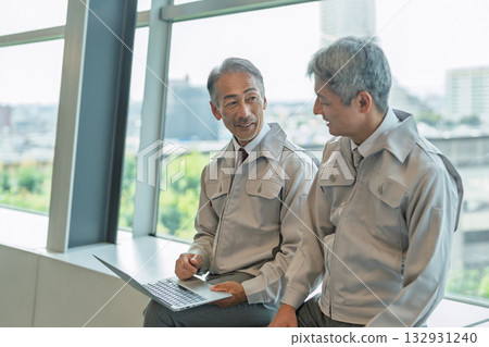 Senior man wearing work clothes Senior man wearing work clothes 132931240