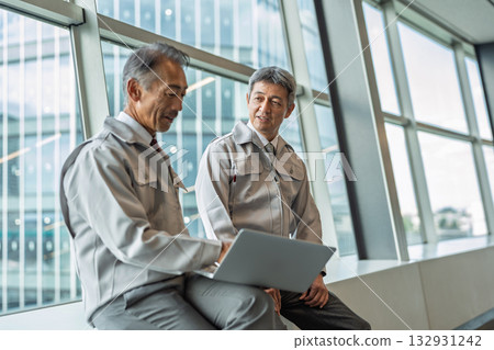 穿著工作服的老人 穿著工作服的老人 132931242