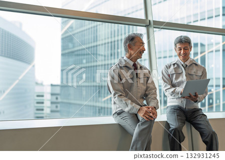 穿著工作服的老人 穿著工作服的老人 132931245