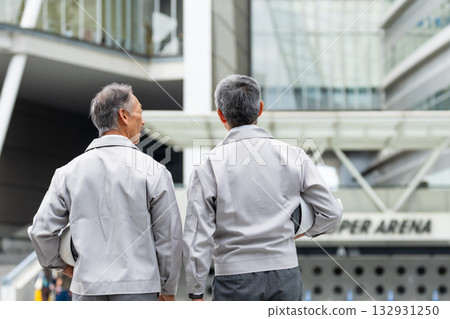 Businessmen having a meeting on site Businessmen having a meeting on site 132931250