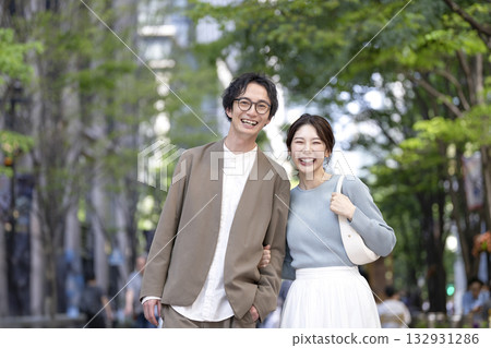 一對三十多歲的男人和女人對著鏡頭微笑 一對三十多歲的男人和女人對著鏡頭微笑 132931286