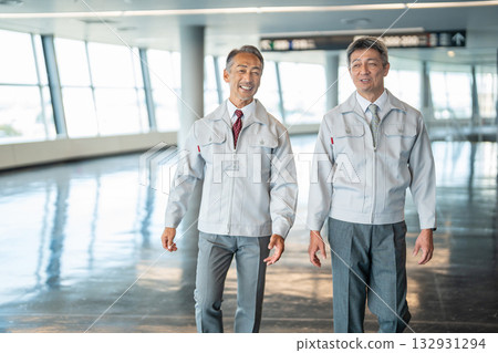 穿著工作服的老人 穿著工作服的老人 132931294
