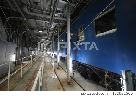 Vehicle deck 132931560