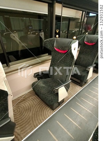 前往京都和大阪的旅途中，您可以放鬆身心…乘坐高級車廂，享受付費的特設座位。 132931582