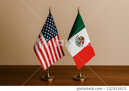 桌子上並排擺放著美國國旗和墨西哥國旗。 132931623