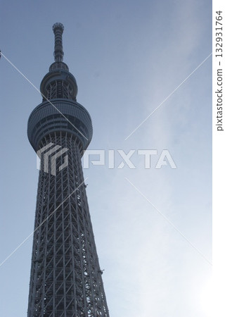 從正下方看到的東京晴空塔的鋼結構與蔚藍的天空形成鮮明對比。 132931764