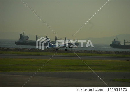 一艘貨輪在全日空飛機起飛後與其並排行駛，展現了一幅海濱戲劇性的畫面。 132931770