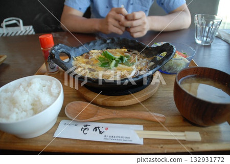 午餐場景,鐵鍋裡盛著壽喜燒套餐,筷子包裝上印著餐廳的名字。 午餐場景,鐵鍋裡盛著壽喜燒套餐,筷子包裝上印著餐廳的名字。 132931772