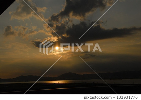 湖畔日落,陽光透過雲層灑下,構成了一幅美麗的景象。 湖畔日落,陽光透過雲層灑下,構成了一幅美麗的景象。 132931776