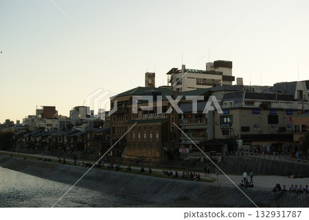 黃昏時分，鴨川沿岸呈現出復古的城鎮風格和令人放鬆的景色。 132931787