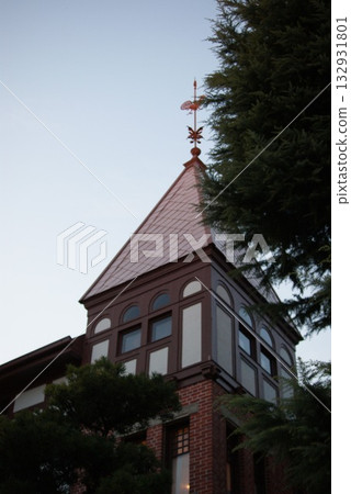 這是一棟西式建築,其屋頂呈紅褐色,牆壁為白色,建築細節展現了其建築風格。 這是一棟西式建築,其屋頂呈紅褐色,牆壁為白色,建築細節展現了其建築風格。 132931801
